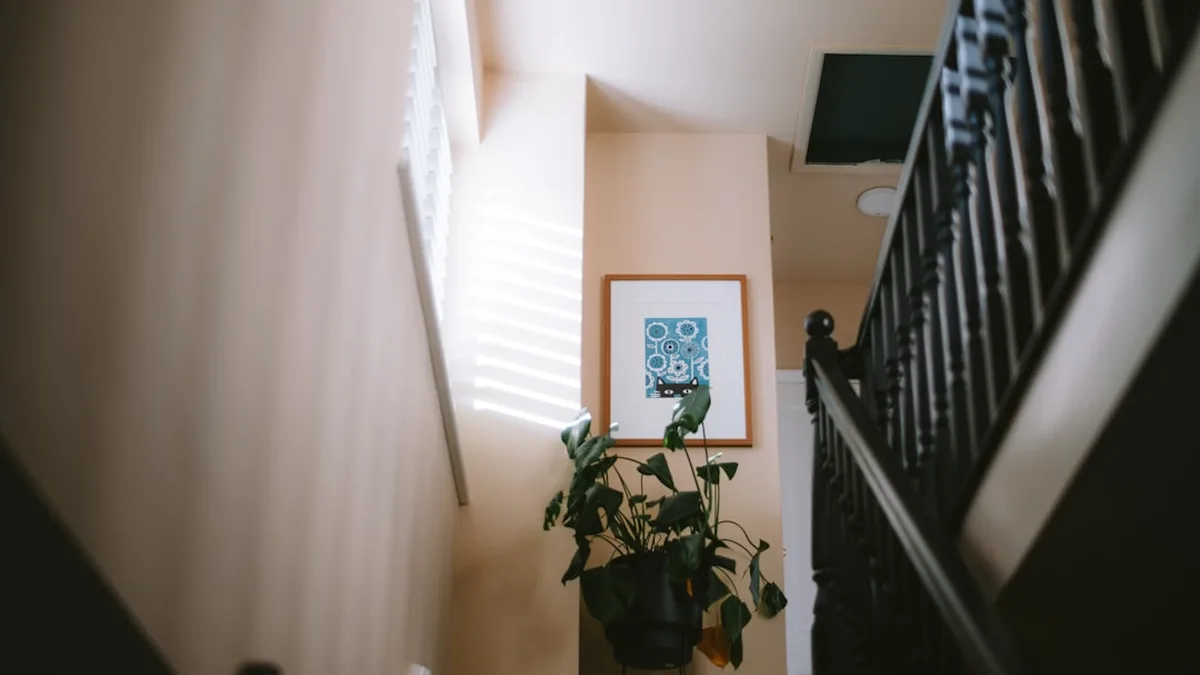 Décoration d'une montée d'escalier : ce mur qu'on oublie